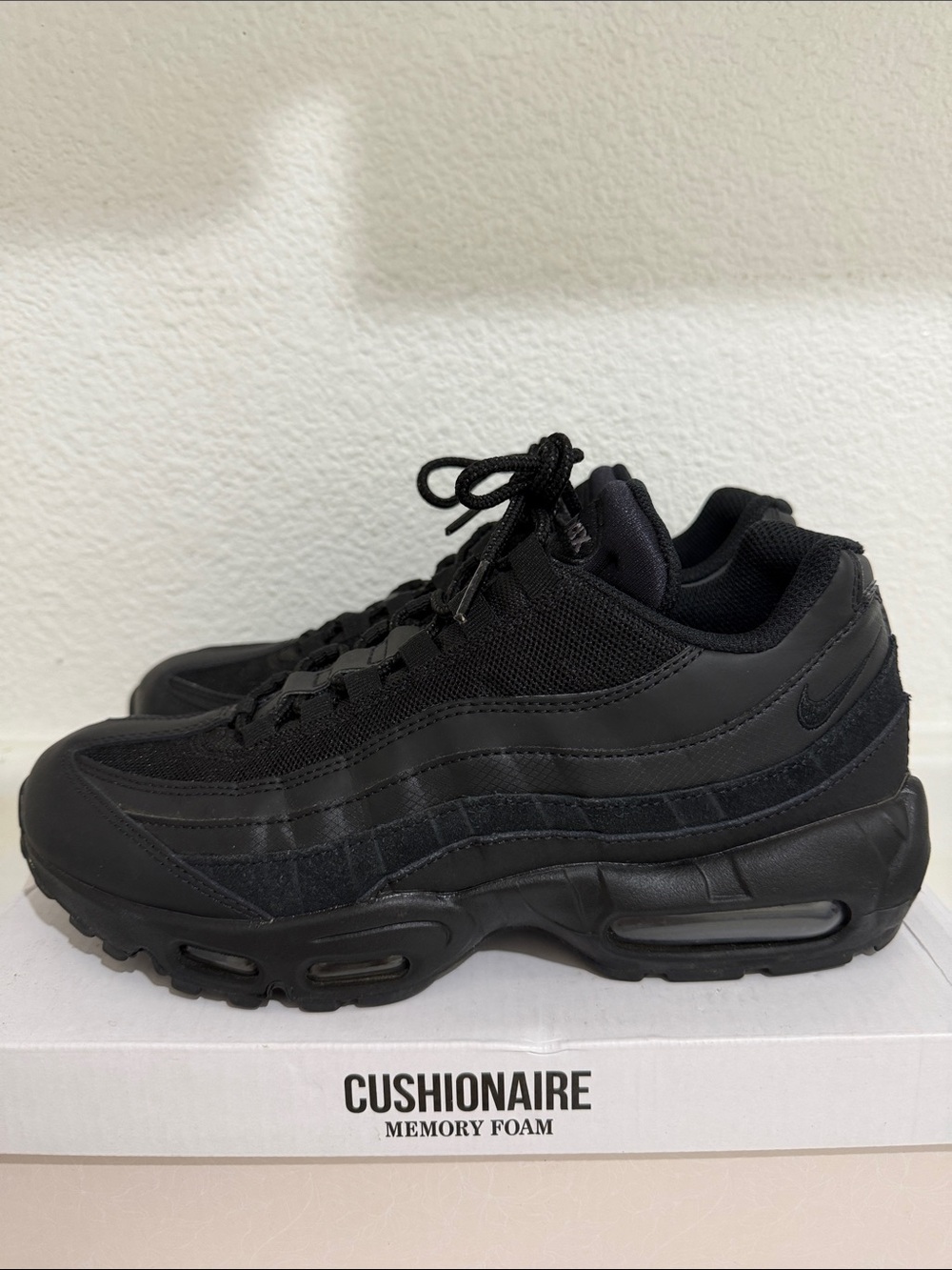 Nike Men’s Black All-Over Air Max 95 Sneakers Men’Size 8/Women’s Size 9.5